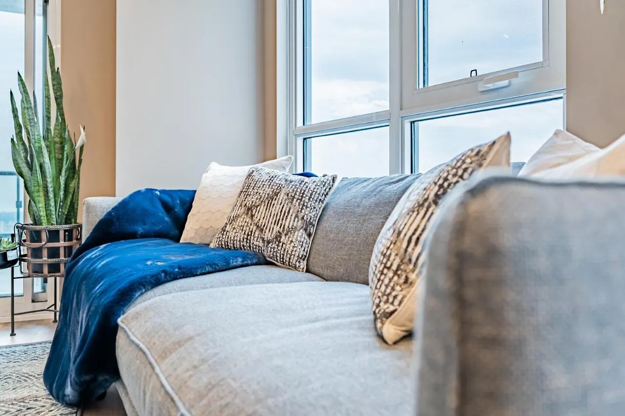 Amazing 3 Bed 4 Bath Penthouse With Roof Top Terrace Close To Airport Mississauga 0*,