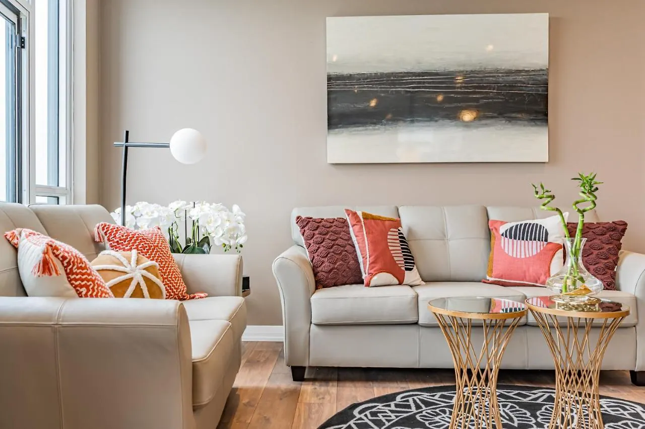 Amazing 3 Bed 4 Bath Penthouse With Roof Top Terrace Close To Airport Mississauga 0*,